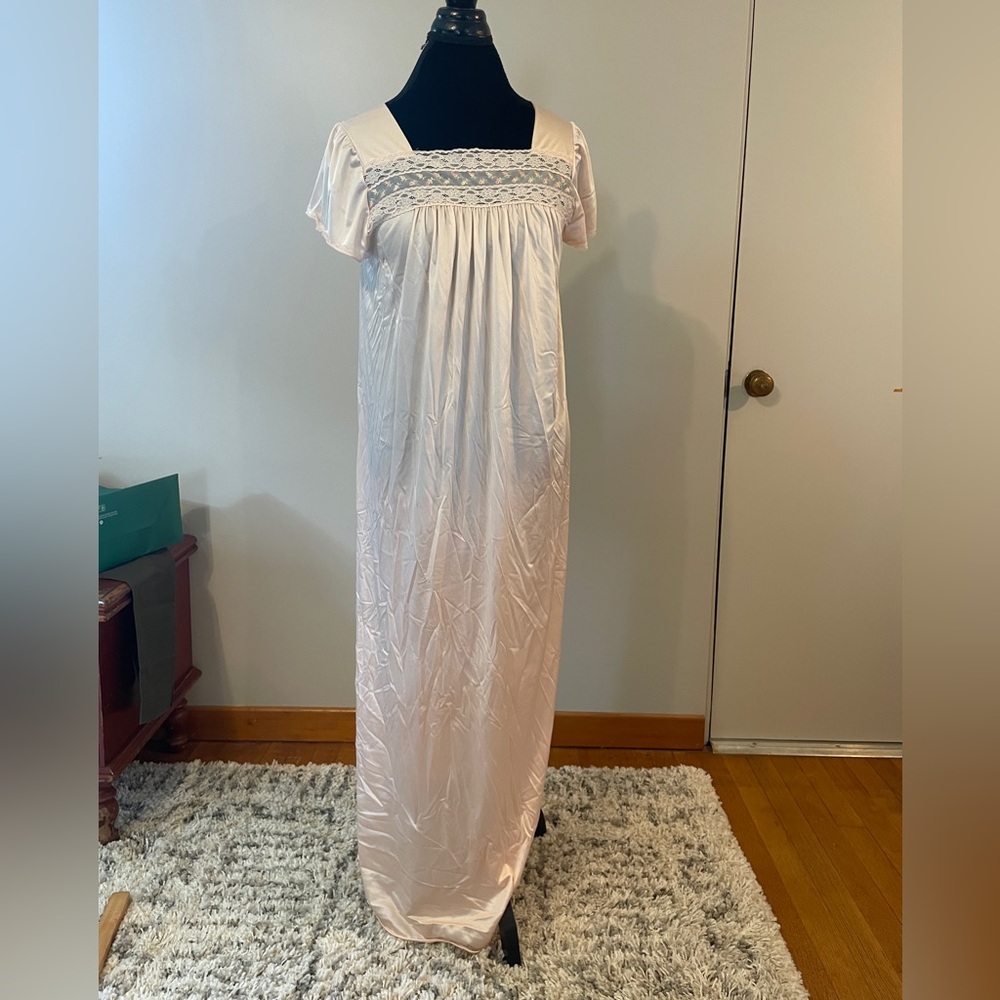 Vintage 2 piece Vanity Fair Cream Lace Trim Lingerie Nightgown and Robe - Picture 6 of 12